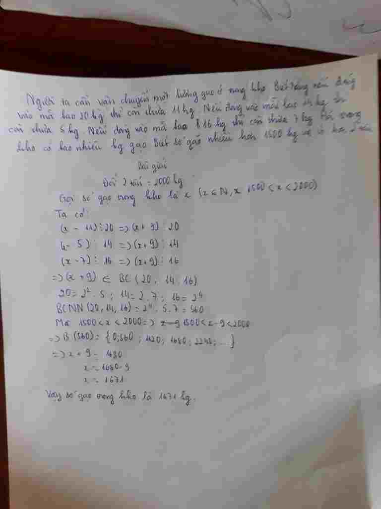 toan-lop-6-nguoi-ta-can-van-chuyen-mot-luong-gao-o-trong-kho-biet-rang-neu-dong-vao-moi-bao20kg