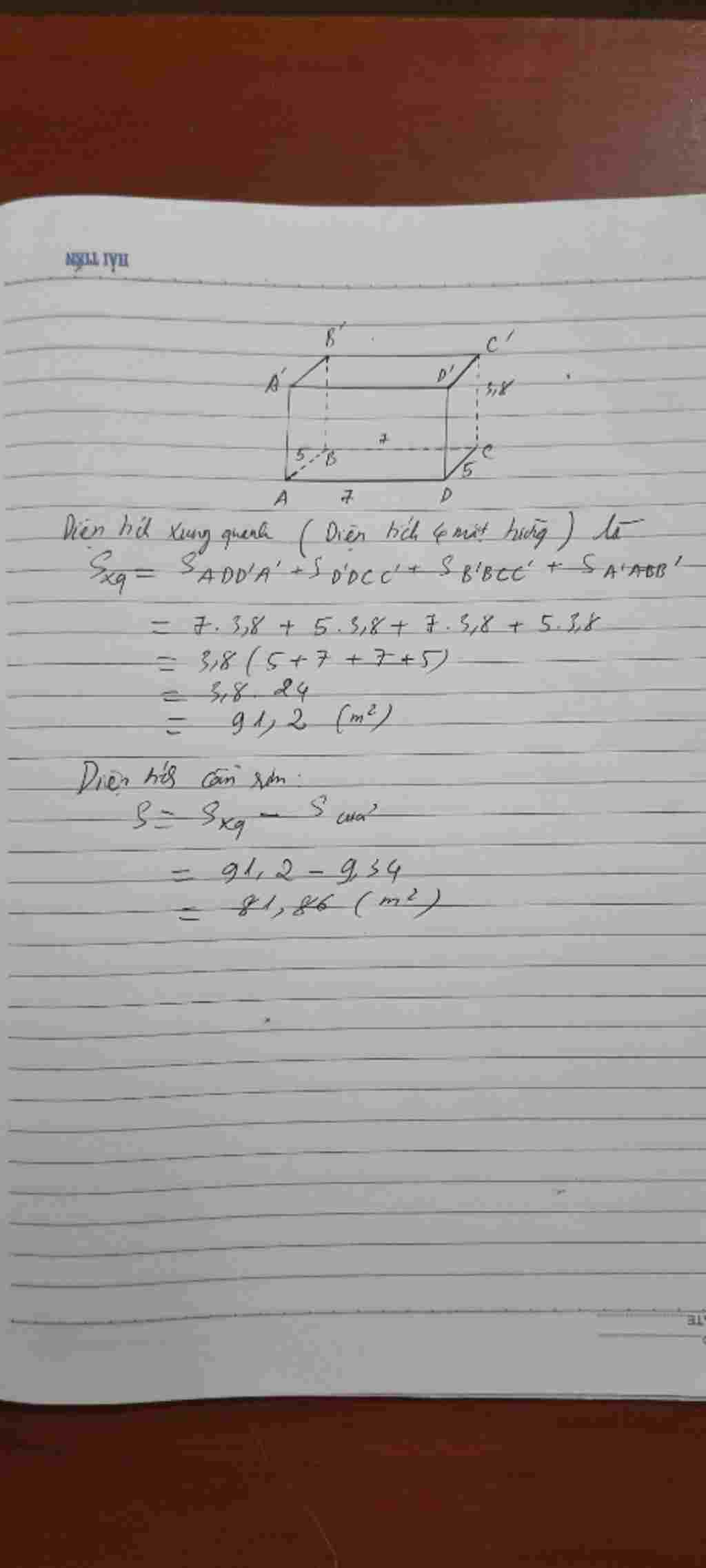 toan-lop-8-nguoi-ta-muon-lan-son-4-buc-tuong-cua-mot-phong-hop-co-dang-hinh-hop-chu-nhat-voi-chi