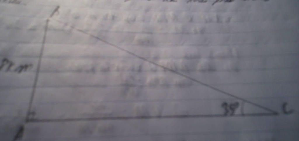 toan-lop-9-mot-khau-phao-cao-a-dang-nghieng-1-goc-35-do-de-ngam-trung-mot-chiec-may-bay-dang-bay